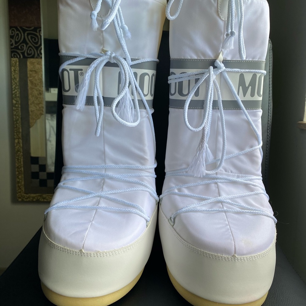 Woman’s Moon Boots *basically new w/o tags*